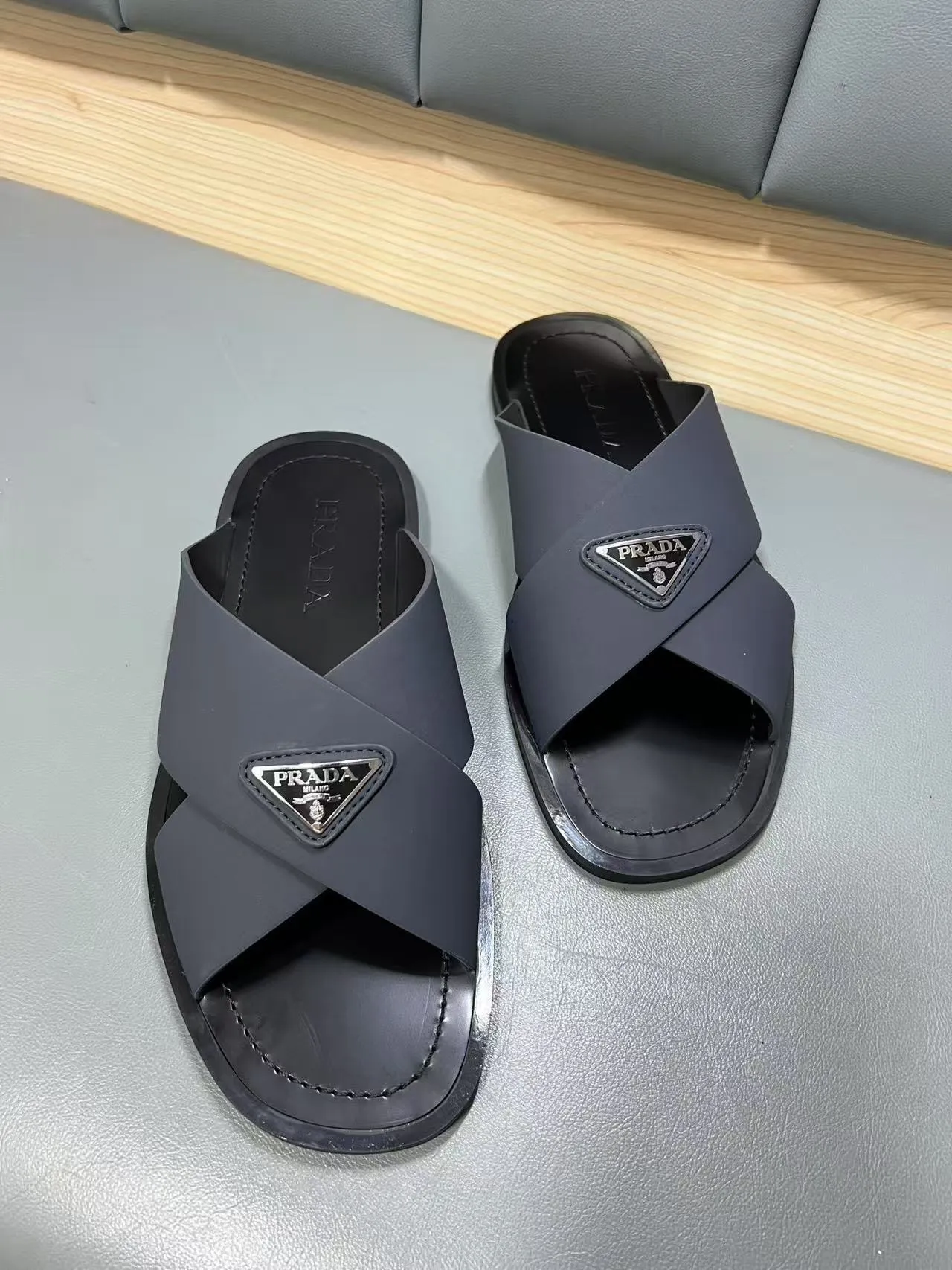 340💰PRADA Prada’s latest slippers are synchronized with the official website. This slipper is made of the brand’s unique and iconic Saffiano leather. The brand logo jumps out from the double straps, and the brand style is clearly visible. Cowhide gives men elegant charm and functional design, making it an ideal choice for vacation and leisure. Size:38-45